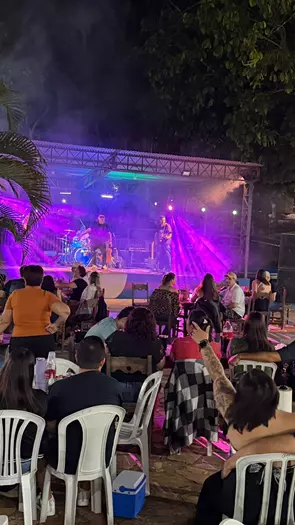 BANDA BIGARAN NO PÁTIO DAS PISCINAS